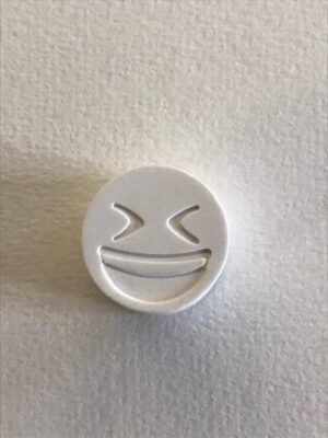 Duftstein Emoji Lächelndes Gesicht mit offenem Mund und geschlossenen Augen
